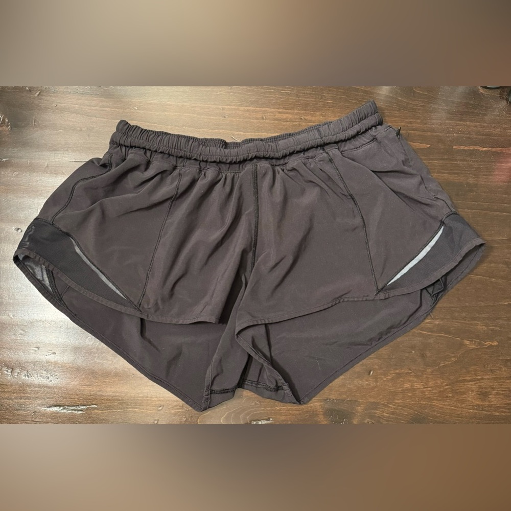🍋Lululemon Hotty Hot Shorts 2.5🖤